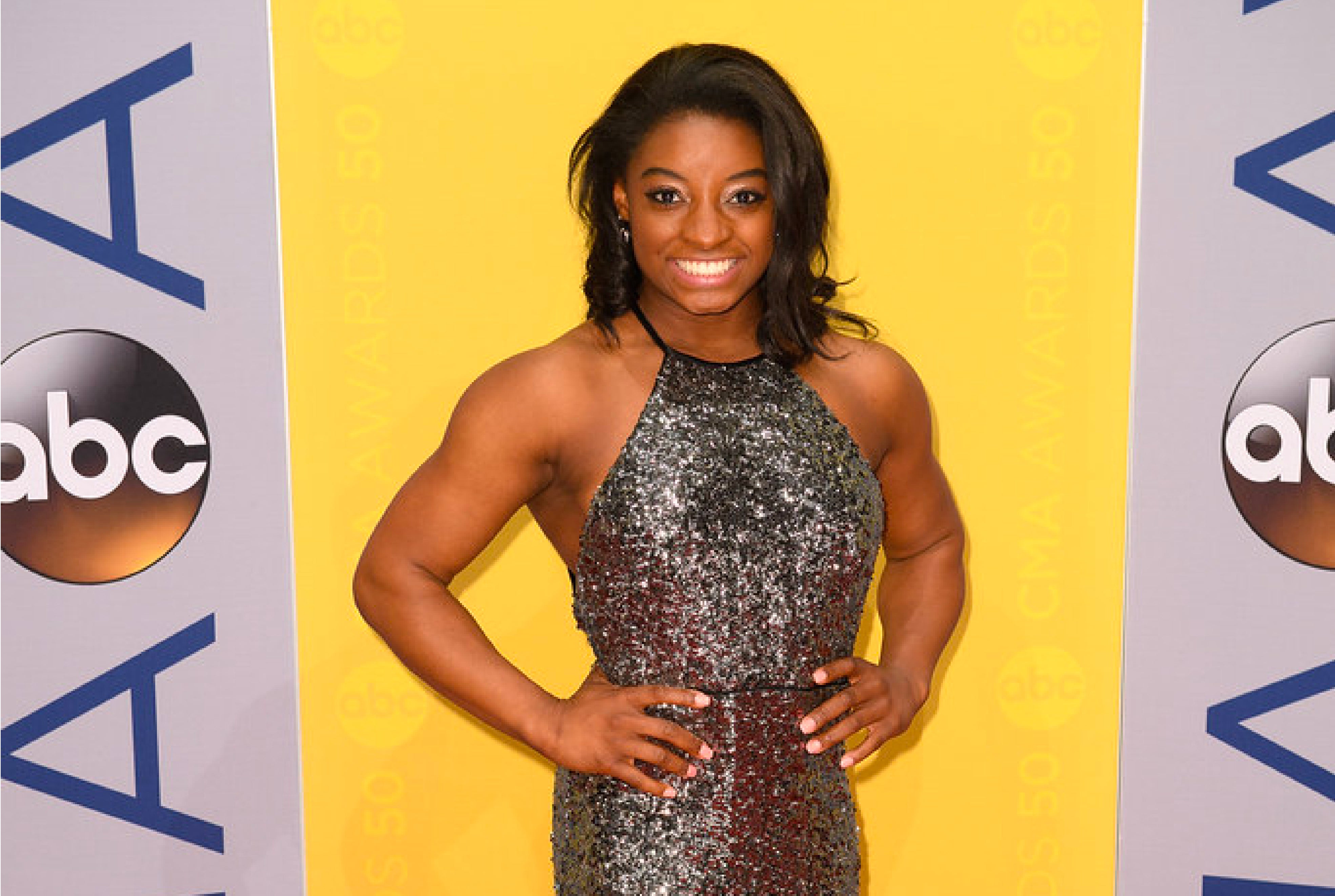 Met Gala 2021: Simone Biles Wears a Three-in-One, 88-Pound Area and Athleta  Gown